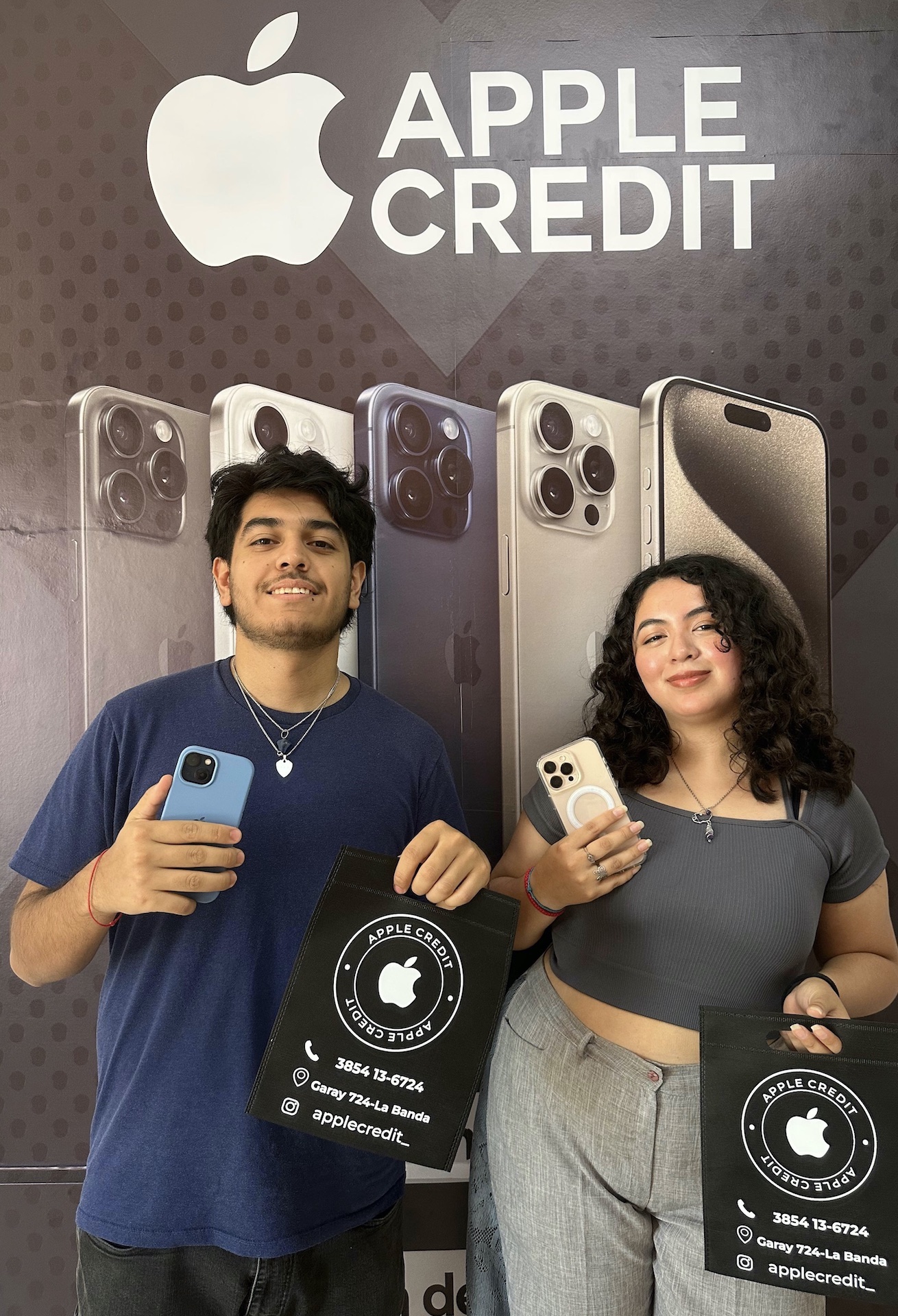 Clientes de Apple Credit con sus iPhone en el local de La Banda